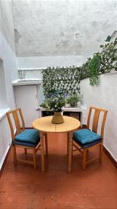 a table and two chairs with a vase on it at El Atelier in Alcalá de Henares