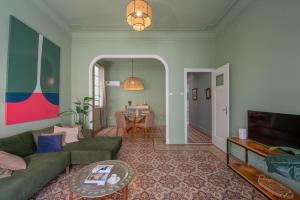 un salon avec un canapé et une table dans l'établissement Appartement rénové au cœur du centre-ville de Tunis, à Tunis