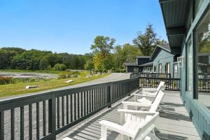 LakevilleにあるLakelyn Lodgeの白い椅子の列