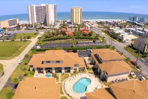 Una vista aérea de un resort con piscina y el océano. en Welcome to Oasis #21 Your Coastal Retreat in Daytona Beach Shores-Walk To The Beach, en Daytona Beach Shores