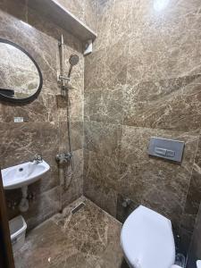 a bathroom with a toilet and a sink at Büyükada Çarşı Pansiyon in Adalar