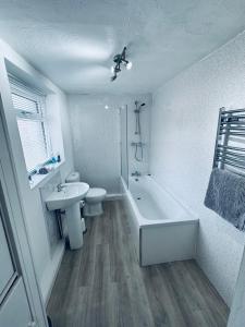 ホワイトヘイブンにあるHolly Terrace - 2 Bedrooms - Sleeps 3の白いバスルーム(トイレ、バスタブ、シンク付) +20枚の写真