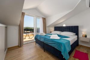 フンタナにあるMediterranee Residenceの大きなベッドとバルコニーのある寝室