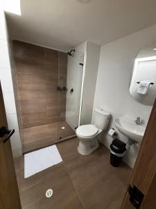 a bathroom with a shower and a toilet and a sink at PASANI - Casa de Huéspedes in Bucaramanga