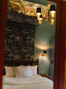 Wujoud - 5 Bedroom Apartment في القاهرة: غرفة نوم مع سرير مع قماش على الحائط +33 صورة