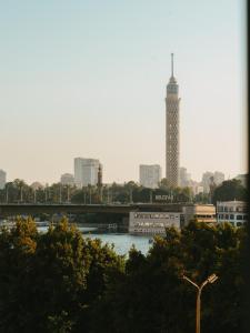 Wujoud - 5 Bedroom Apartment في القاهرة: اطلالة على مدينة فيها برج طويل