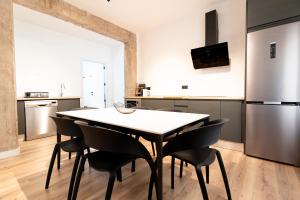 une cuisine avec une table, des chaises et un réfrigérateur dans l'établissement TeruelHOME GOLD, à Teruel 5 autres photos