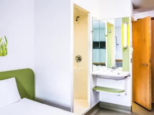 a bathroom with a sink and a mirror at ibis budget Glasgow in Glasgow +51 photos
