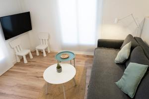un salon avec un canapé et une table dans l'établissement TeruelHOME I Con Encanto y parking, à Teruel