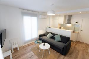 un salon avec un canapé et une table dans l'établissement TeruelHOME I Con Encanto y parking, à Teruel