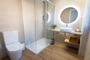 une salle de bains avec douche, toilettes et lavabo dans l'établissement TeruelHOME I Con Encanto y parking, à Teruel 2 autres photos
