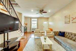 una sala de estar con un sofá y una mesa en Private Backyard Jawn! Multi-Level Philly Rowhouse, en Filadelfia