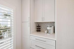 kuchnia z białymi szafkami i ekspresem do kawy w obiekcie HP 34W On the Shore by 30A Escapes w mieście Rosemary Beach +16 zdjęć