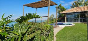 una casa con giardino e piscina di Casa Jardim Mar a Anchieta
