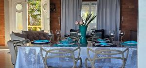 tavolo da pranzo con panna da tavola blu e bianca di Casa Jardim Mar a Anchieta Altre 28 foto