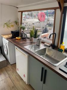 Η κουζίνα ή μικρή κουζίνα στο Pénichette cosy bassins à flots, proche de la cité du vin