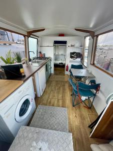 ボルドーにあるPénichette cosy bassins à flots, proche de la cité du vinのシンクと洗濯機付きのキッチン