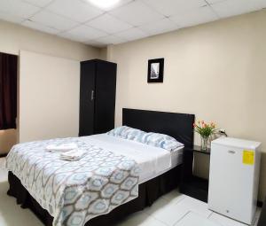 Un dormitorio con una cama y un armario negro. en Hotel Paris, en Machala