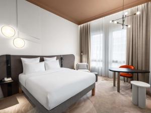 Postel nebo postele na pokoji v ubytování Mövenpick Hotel Budapest Centre