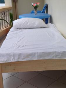 - un lit avec une table bleue dans une chambre dans l'établissement Pebs one bedroom apartment, à Mombasa