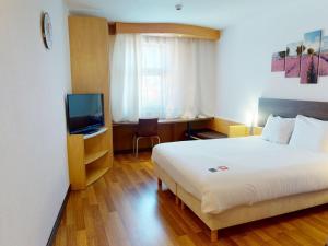 ein Hotelzimmer mit Bett und Fernseher in der Unterkunft Ibis Bratislava Centrum in Bratislava