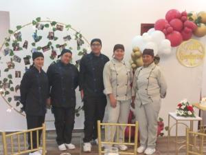 a group of people standing in front of an arch with balloons at hotel Mountain Dream Resort El Cocuy in El Cocuy
