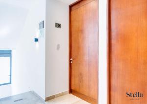 Eine Holztür in einem weißen Zimmer mit in der Unterkunft Condos with Private Jacuzzi and shared Ocean View Roof pool in Playa del Carmen