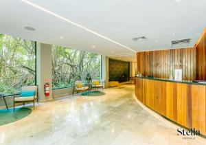 eine Bürolobby mit einer Rezeption und Stühlen in der Unterkunft Condos with Private Jacuzzi and shared Ocean View Roof pool in Playa del Carmen + 24 Fotos