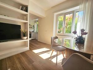 Μια τηλεόραση ή/και κέντρο ψυχαγωγίας στο Piramide Elegance Apartment