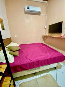 a hospital room with a bed and a fan at Meu aconchego - check-in e checkout flexível in Belém
