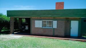 a garage with a car parked in it at Casa Tanti in Tanti