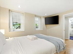 Katil atau katil-katil dalam bilik di Walk to METRO - Quiet 1BR with Sauna Rock Creek Park