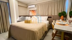 une chambre d'hôtel avec un lit et une table dans l'établissement Bauten Áurea Cabo Branco Genius Flats, à João Pessoa 22 autres photos