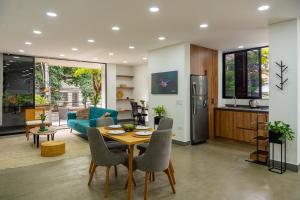 a kitchen and living room with a table and chairs at Norte cali -Bosque Living -204 in Cali