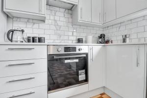 Kuchyň nebo kuchyňský kout v ubytování Modern 3BR Escape, Work & Relax, Fast Links to London, Free Parking