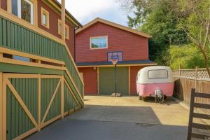 Oak BayにあるMelrose Place Poolside Hideaway Basement Suite Sleeps 6 plusの家の前に駐車したトレーラー付きガレージ