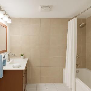 Oak BayにあるMelrose Place Poolside Hideaway Basement Suite Sleeps 6 plusの洗面台とシャワーカーテン付きのバスルーム