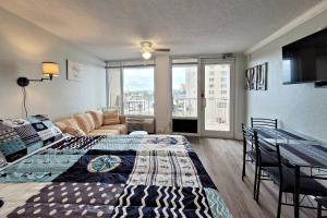 een woonkamer met twee bedden en een bank bij Pirates Cove Condo Unit #401 in Halifax Estates