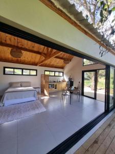 a bedroom with a bed and a table at Chalé Alto padrão in Brazópolis