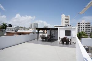 Rõdu või terrass majutusasutuses Beach & Nightlife at Your Doorstep