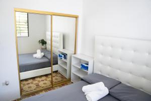 Voodi või voodid majutusasutuse Beach & Nightlife at Your Doorstep toas