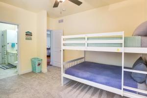 Postel nebo postele na pokoji v ubytování Private Patio, Fire Pit Gem on Lake of the Ozarks