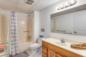 Koupelna v ubytování Private Patio, Fire Pit Gem on Lake of the Ozarks + 21 fotografií