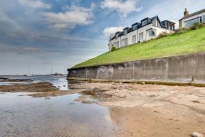 シーハウシズにあるWater's Edge at Farne House, Seahousesの海辺の丘の上の家