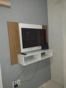 a flat screen tv sitting on a wall at Casa de temporada lus delicatte in Olímpia