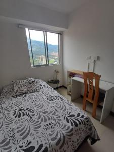 Ένα ή περισσότερα κρεβάτια σε δωμάτιο στο Cómodo apartamento para largas estadías en Niquia