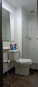 Ένα μπάνιο στο Comoda y práctica habitación en Niquia