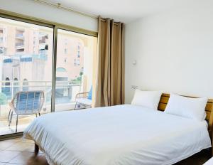 Postel nebo postele na pokoji v ubytování Princess Palace Monte-Carlo + 9 fotografií