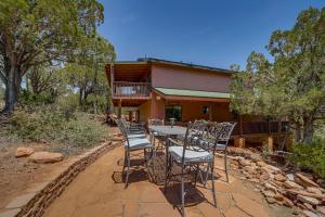 a table and chairs in front of a house at Mtn-View Deck at Home 7 Mi to Tonto Natural Bridge in Pine