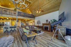 a camera is on a tripod in a living room at Mtn-View Deck at Home 7 Mi to Tonto Natural Bridge in Pine